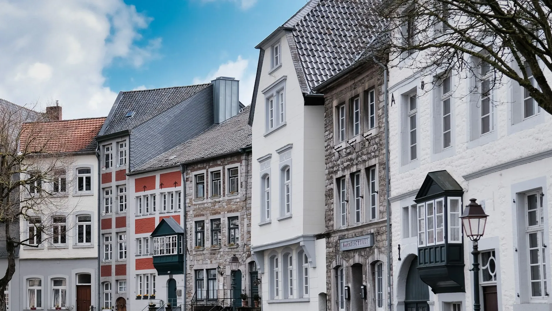 Chauffeurservice zwischen Frankfurt und Aachen mit schwarzer Mercedes-Limousine