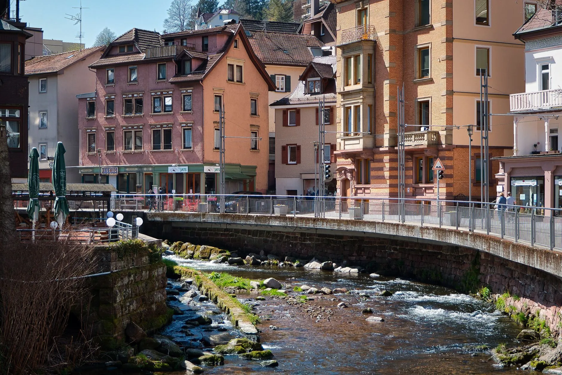 Chauffeurservice zwischen Frankfurt und Bad Kreuznach mit schwarzer Mercedes-Limousine