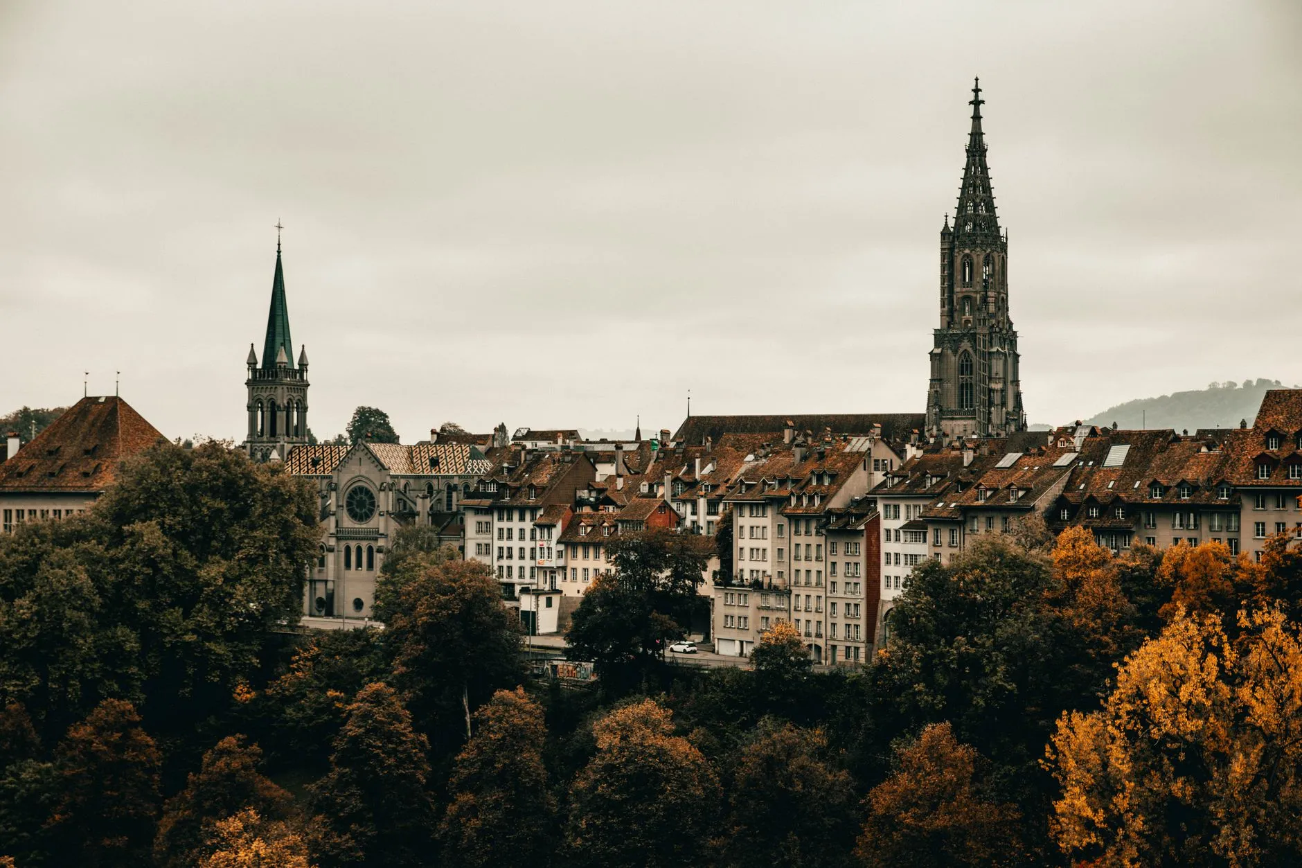Chauffeurservice zwischen Frankfurt und Bern mit schwarzer Mercedes-Limousine