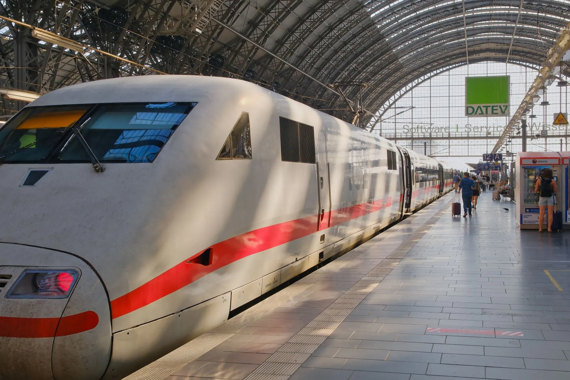 ICE am Gleis im Frankfurter Hauptbahnhof