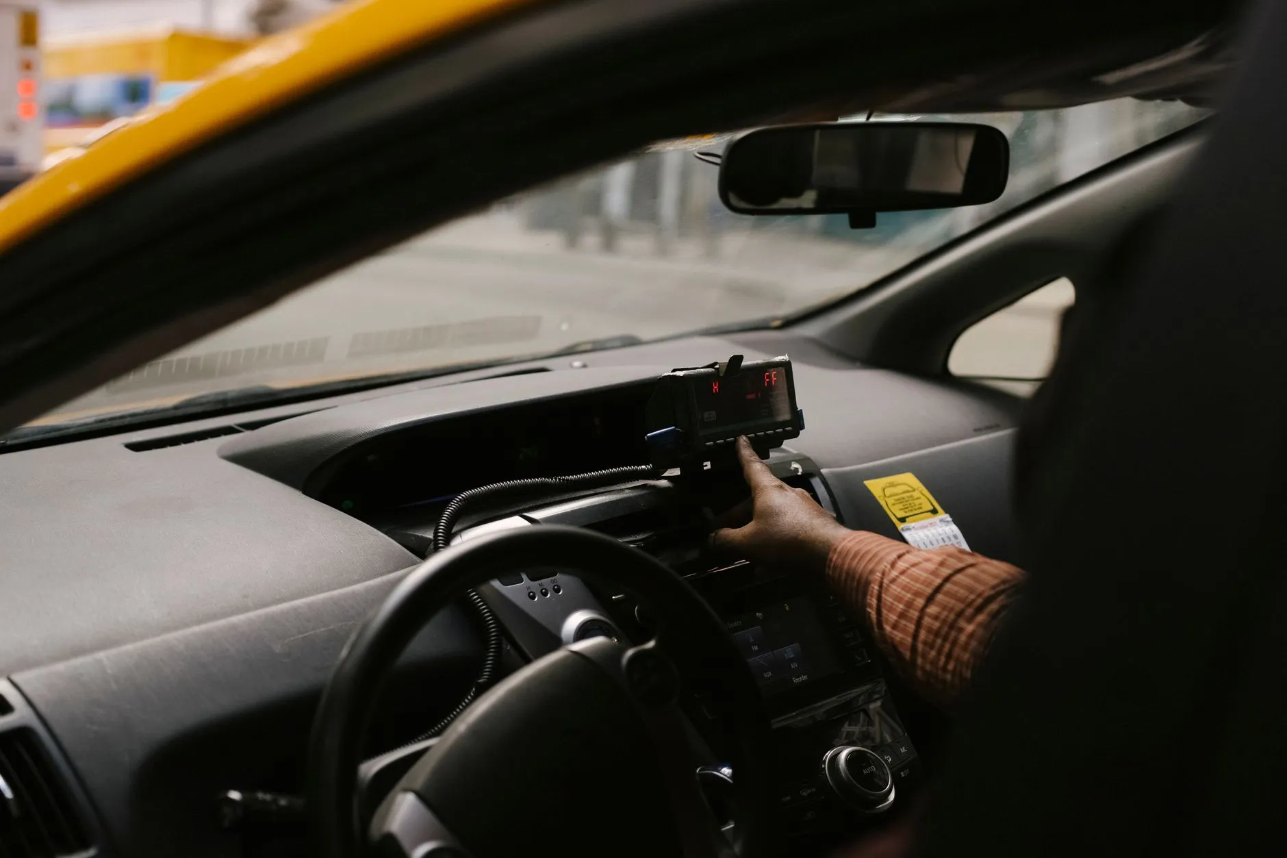 Taxameter und Armaturenbrett in einem Taxi während der Fahrt