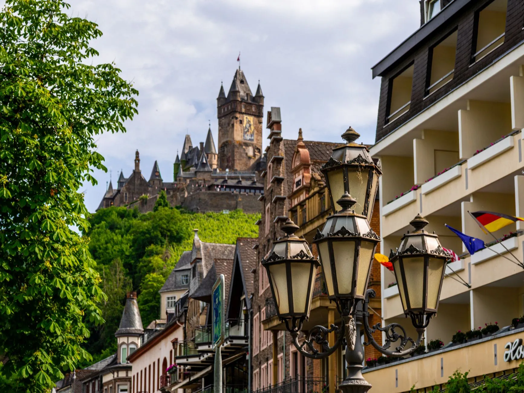 Chauffeurservice zwischen Frankfurt und Cochem mit schwarzer Mercedes-Limousine
