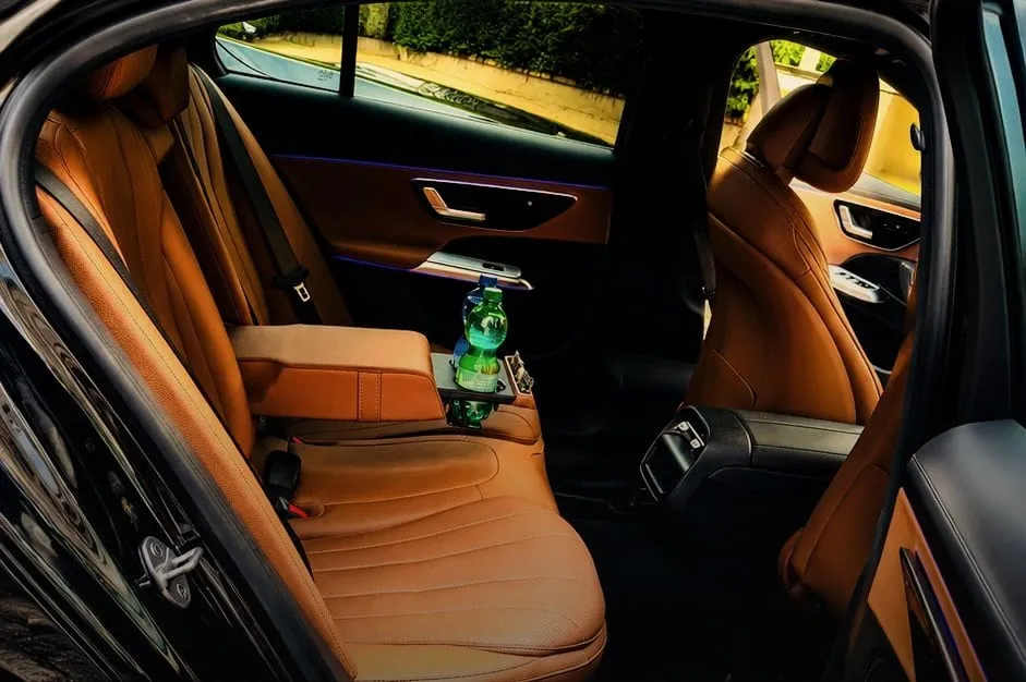 Fond der Mercedes-Benz E-Klasse mit cognacfarbenem Leder und Wasser