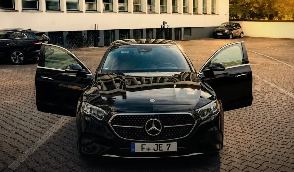 Mercedes-Benz E-Klasse mit geöffneten Türen – bereit für den Chauffeur-Transfer in Frankfurt