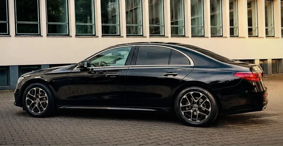 Schwarze Mercedes-Benz E-Klasse in der Seitenansicht