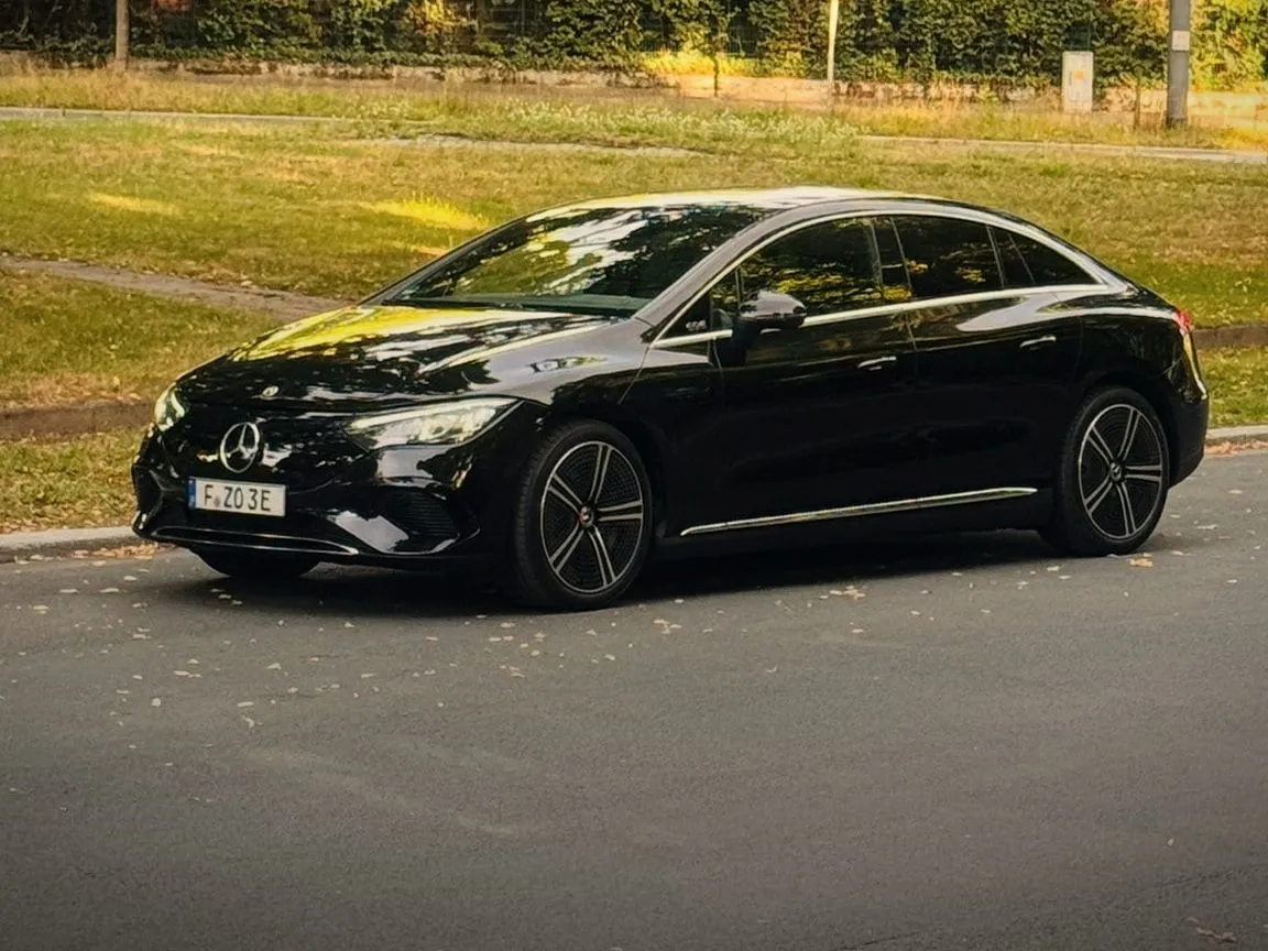 Mercedes-Benz EQE 300 in der Seitenansicht vor Grün