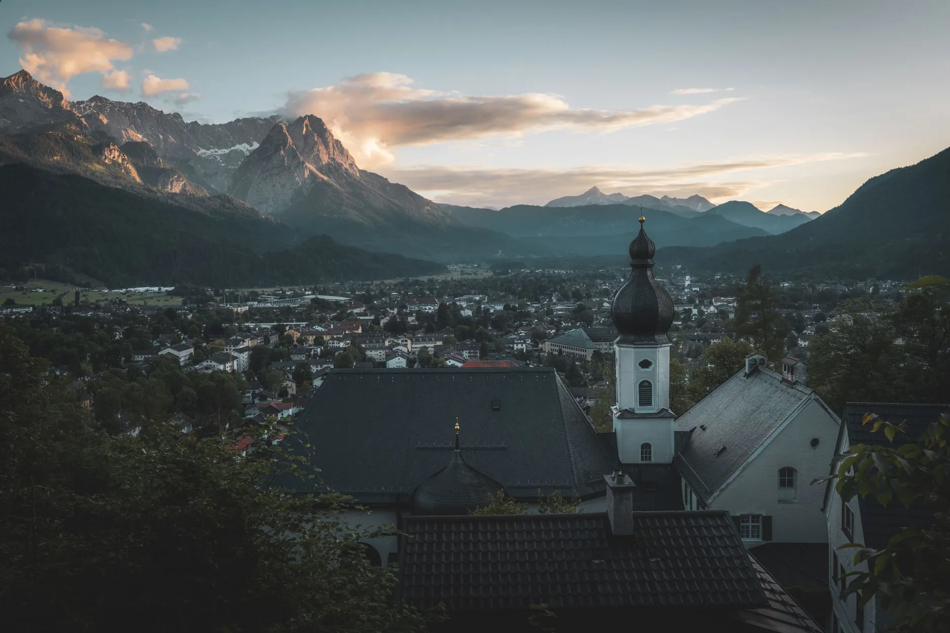 Chauffeurservice zwischen Frankfurt und Garmisch-Partenkirchen mit schwarzer Mercedes-Limousine