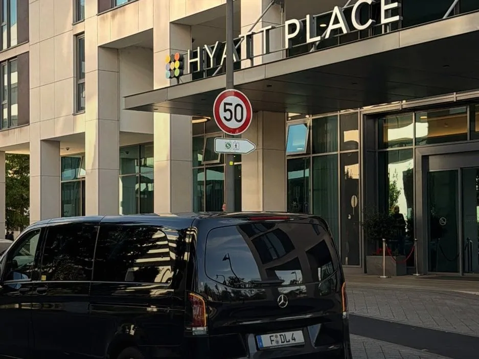Mercedes-Benz V-Klasse vor einem Hotel in Frankfurt – Hoteltransfer mit Chauffeur