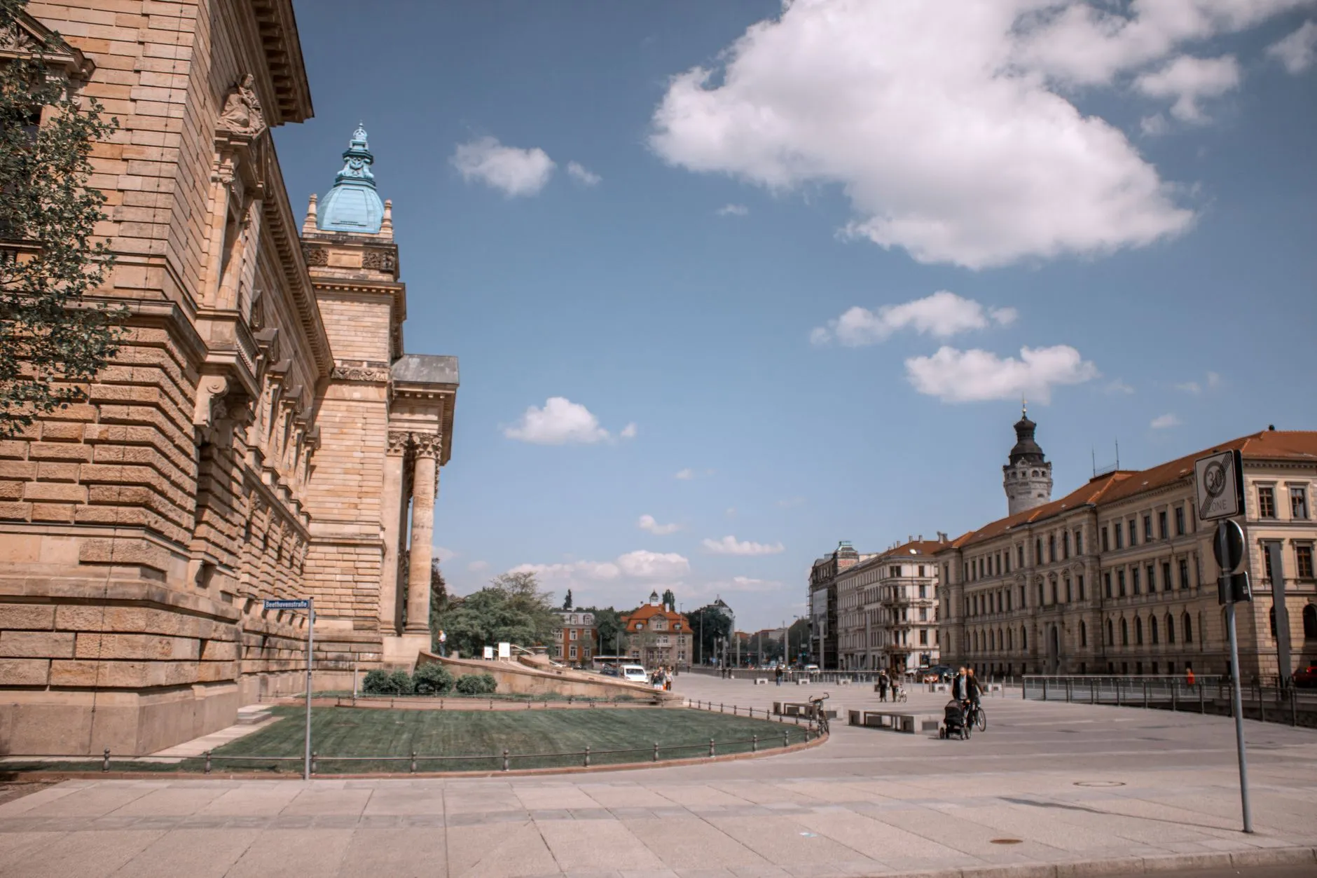 Chauffeurservice zwischen Frankfurt und Leipzig mit schwarzer Mercedes-Limousine