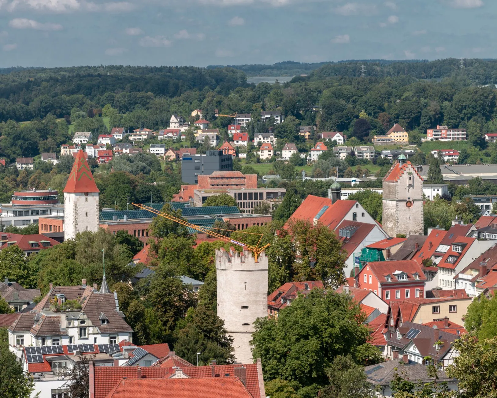 Chauffeurservice zwischen Frankfurt und Neu-Isenburg mit schwarzer Mercedes-Limousine