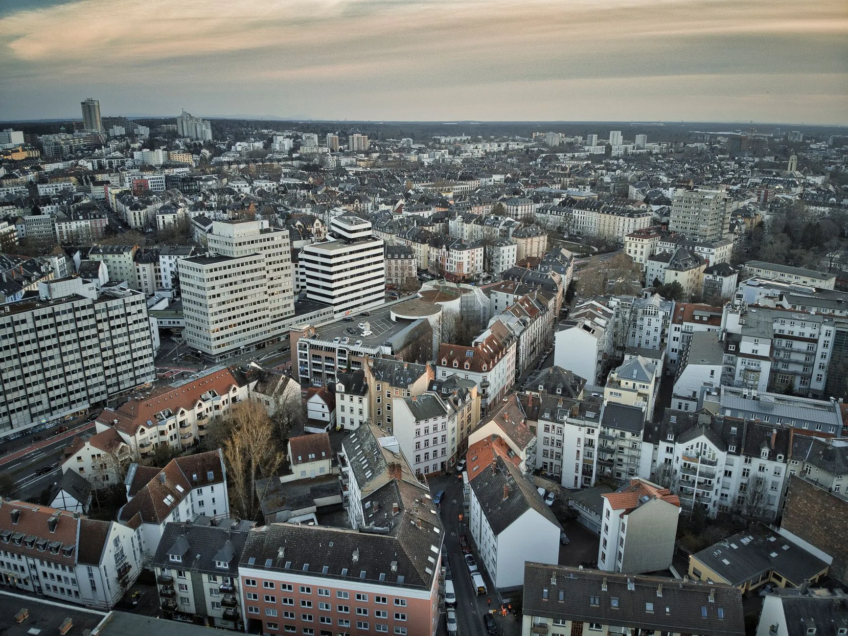 Chauffeurservice zwischen Frankfurt und Offenbach am Main mit schwarzer Mercedes-Limousine