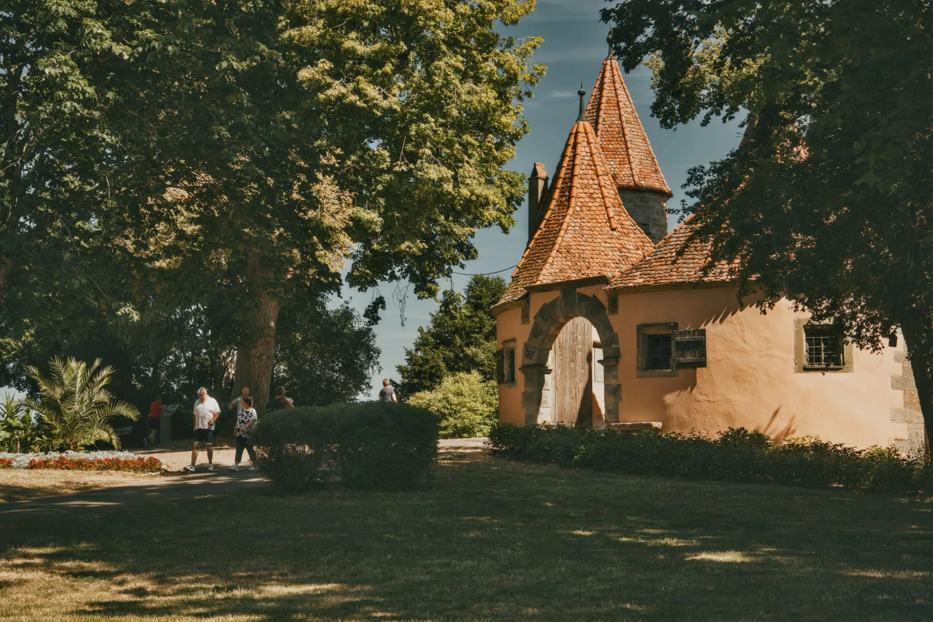 Chauffeurservice zwischen Frankfurt und Raunheim mit schwarzer Mercedes-Limousine