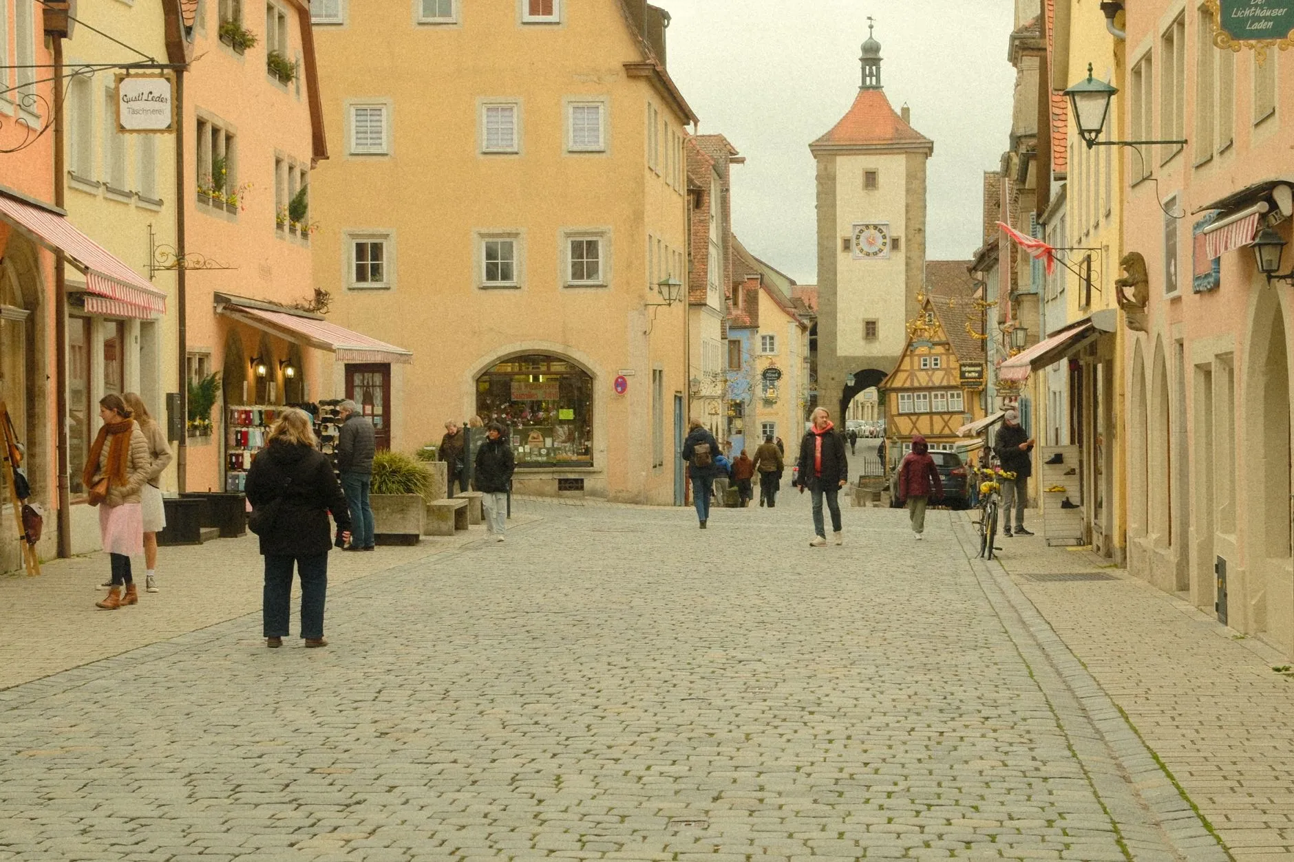 Chauffeurservice zwischen Frankfurt und Rothenburg ob der Tauber mit schwarzer Mercedes-Limousine
