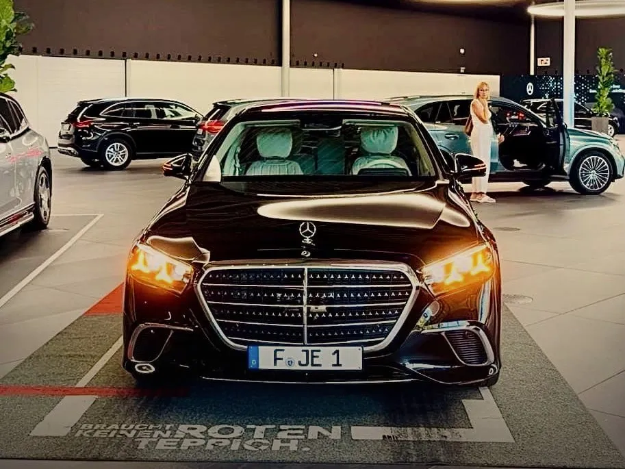 Neue Mercedes S-Klasse 2026: Übergabe unserer brandneuen Mercedes-Benz S-Klasse im Showroom