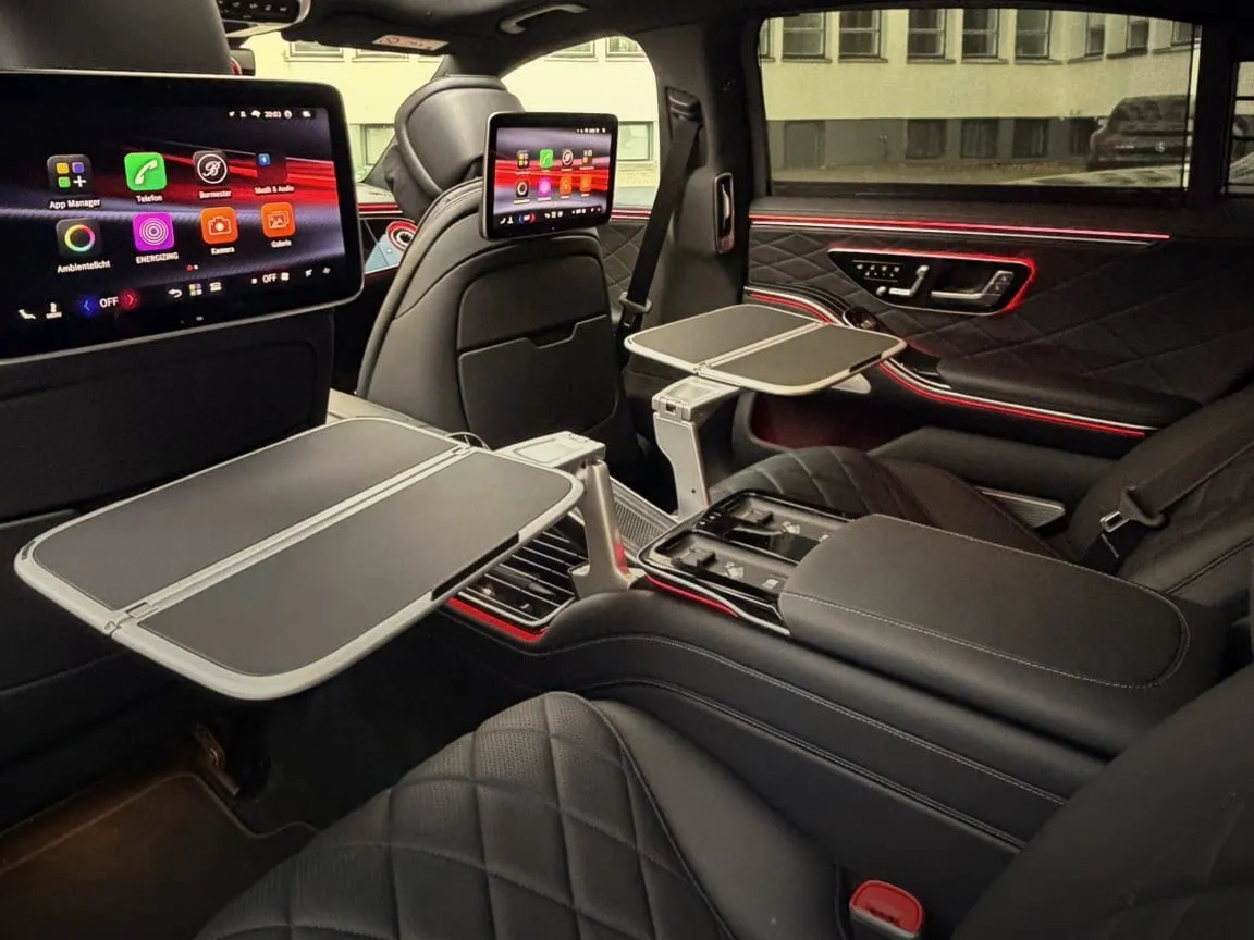 Fond der Mercedes-Benz S-Klasse – Executive-Sitze, Bildschirme, Klapptische und Ambientelicht