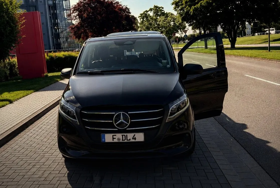 Mercedes-Benz V-Klasse mit geöffneter Tür – Gruppentransfer in Frankfurt