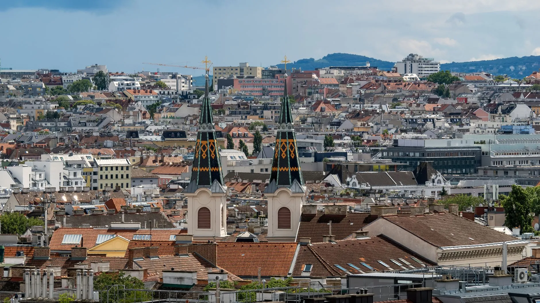 Chauffeurservice zwischen Frankfurt und Wien mit schwarzer Mercedes-Limousine